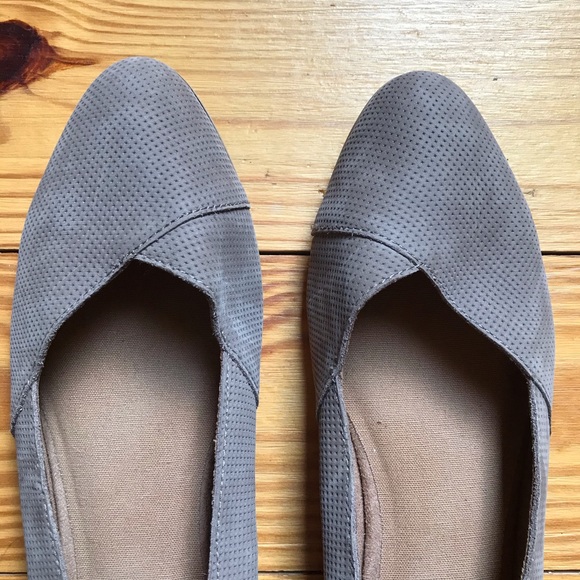 Toms Beige Pointed Toe Suede Flats, EUC, 11 - Picture 4 of 11